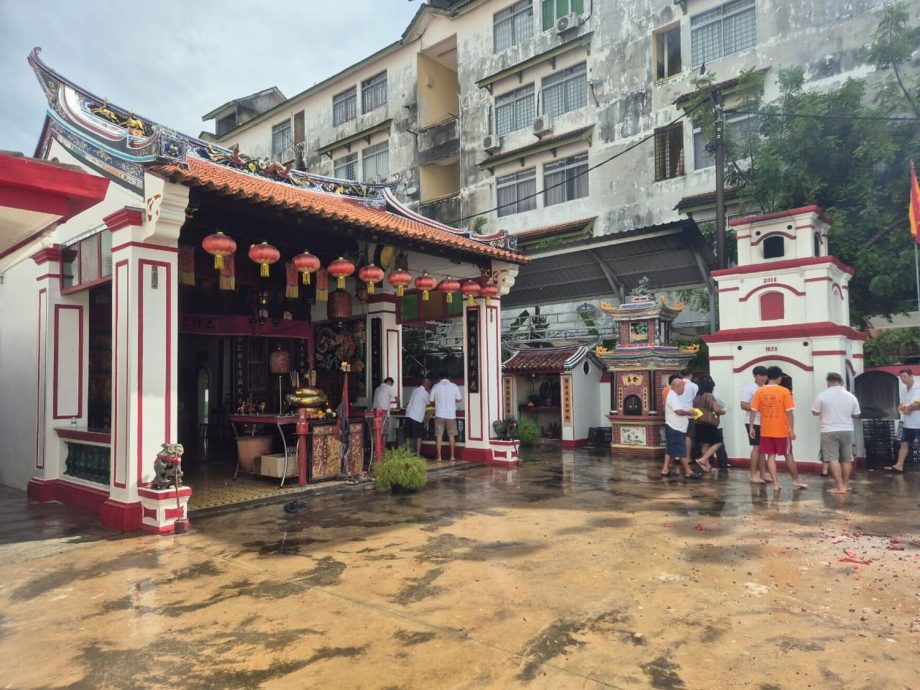 (古城第二版主文)勇全殿庙埕近期出现严重龟裂现象,需50万令吉修复