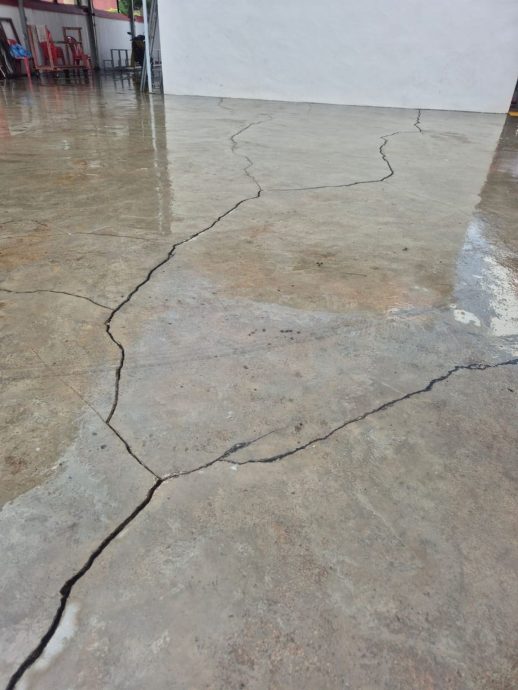 (古城第二版主文)勇全殿庙埕近期出现严重龟裂现象,需50万令吉修复