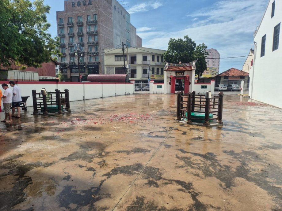 (古城第二版主文)勇全殿庙埕近期出现严重龟裂现象,需50万令吉修复