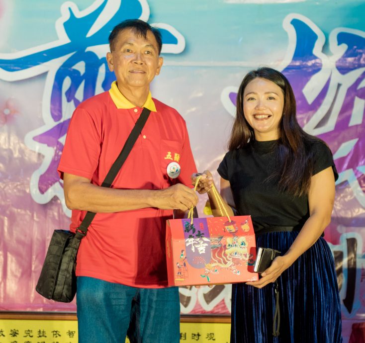 (古城第五版主文)五显宫颁发奖励金予34名优秀生