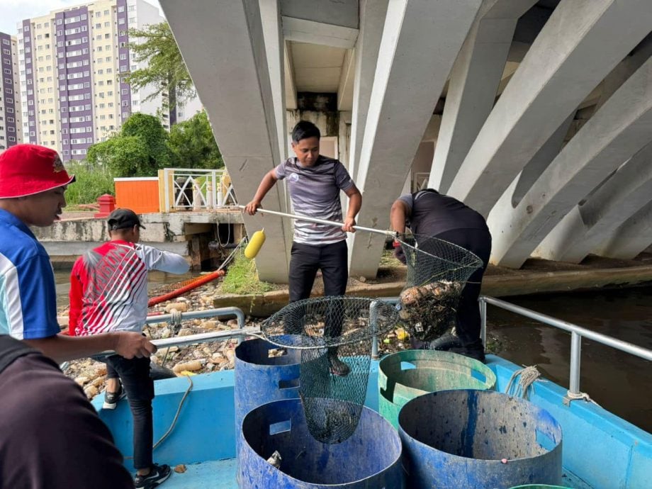 （古城第四版主文）清洁工人与游船河舵手共同清理甲河垃圾