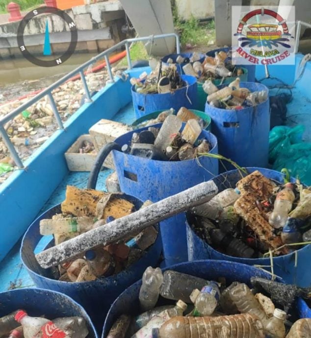 （古城第四版主文）清洁工人与游船河舵手共同清理甲河垃圾
