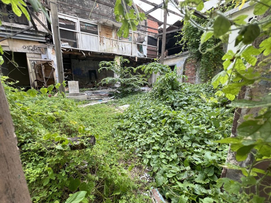 (古城第四版主文)老屋人去楼空如计时炸弹随时砸伤人