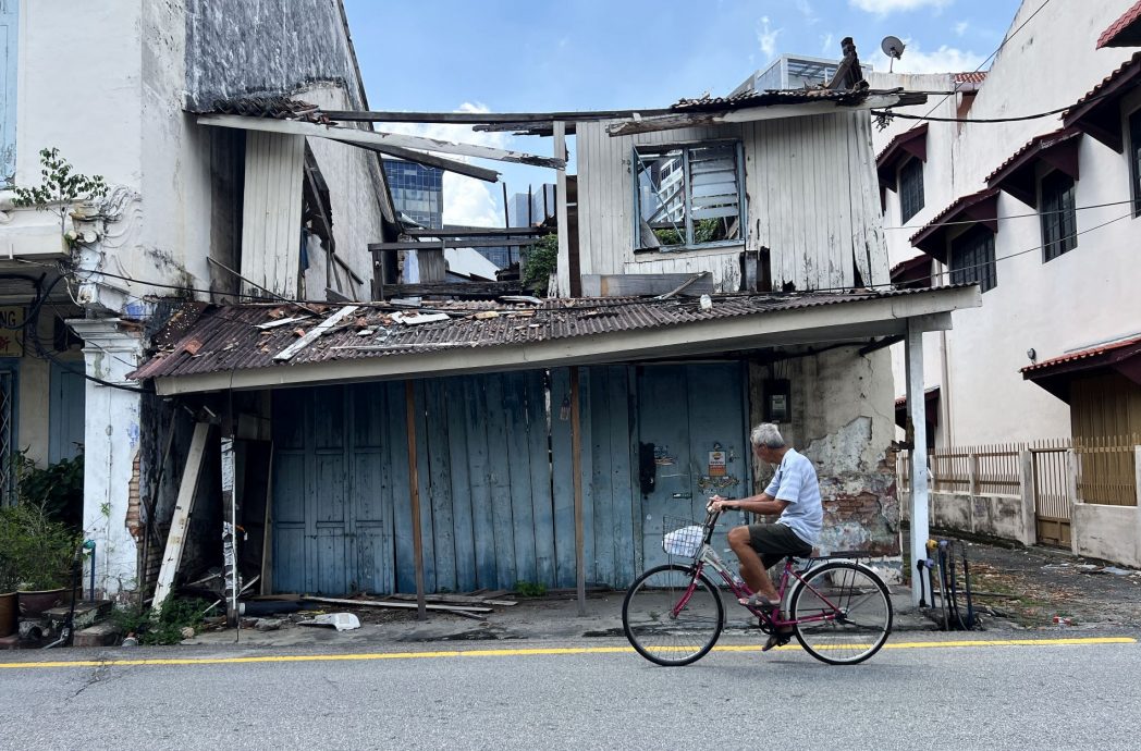 (古城第四版主文)老屋人去楼空如计时炸弹随时砸伤人