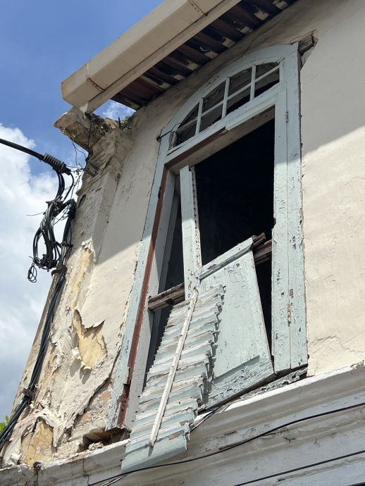 (古城第四版主文)老屋人去楼空如计时炸弹随时砸伤人