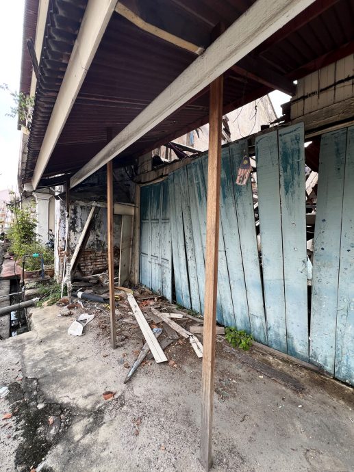 (古城第四版主文)老屋人去楼空如计时炸弹随时砸伤人