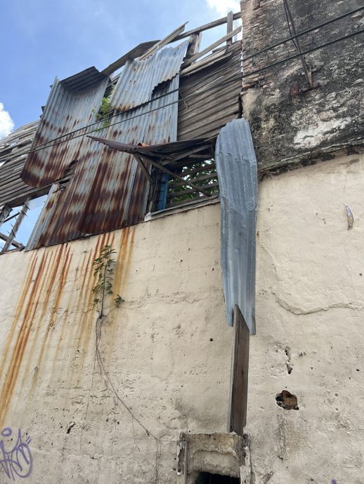 (古城第四版主文)老屋人去楼空如计时炸弹随时砸伤人