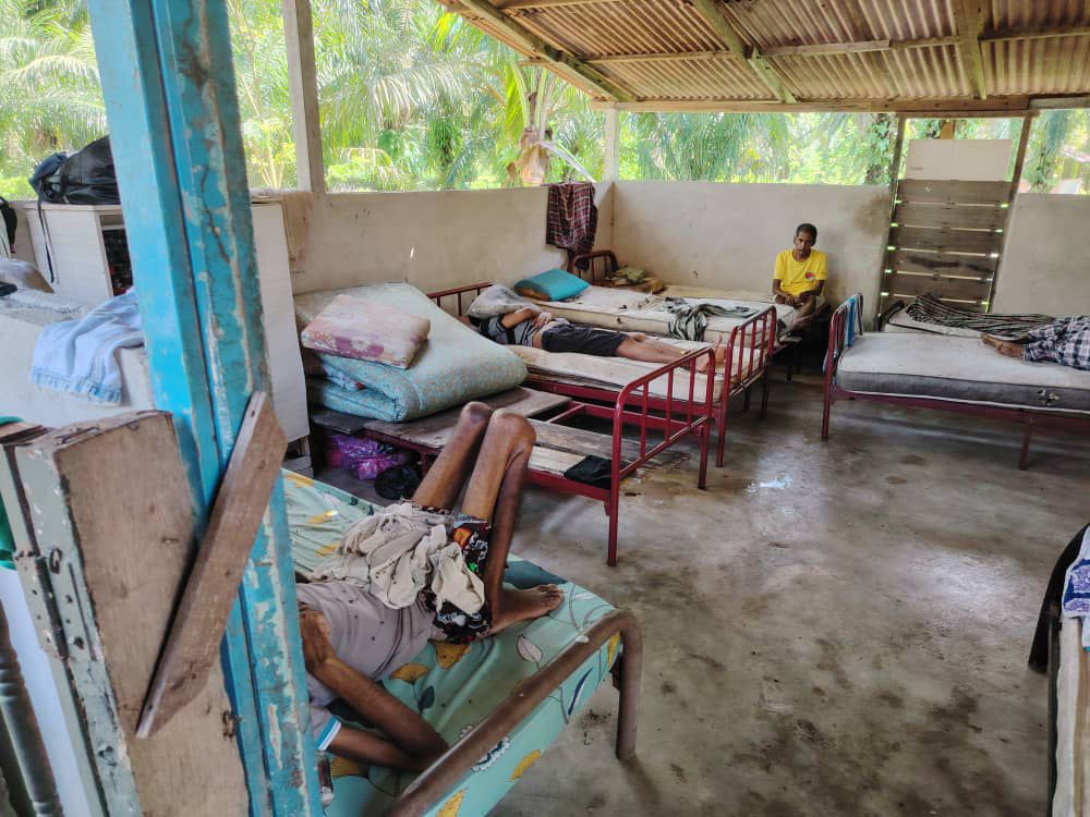 (大北马)21名华印裔长者遗弃在北赖凤凰花园的印裔之声基金会会所。