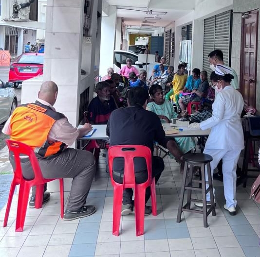 (大北马)21名华印裔长者遗弃在北赖凤凰花园的印裔之声基金会会所。