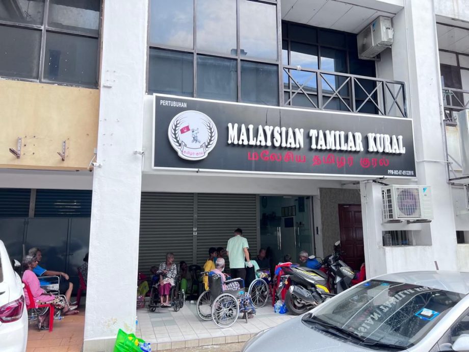 (大北马)21名华印裔长者遗弃在北赖凤凰花园的印裔之声基金会会所。