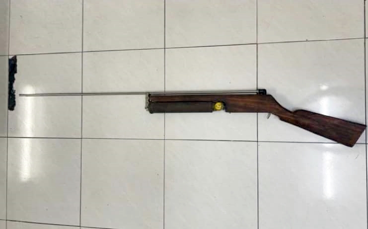 (大北马)建筑工偷藏土制气枪,被警方人赃并获