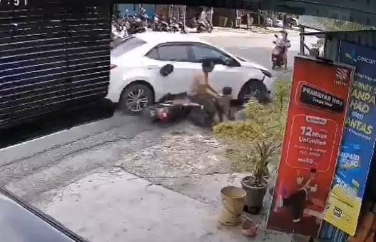 (大北马)汽车与两摩托互撞