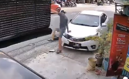 (大北马)汽车与两摩托互撞