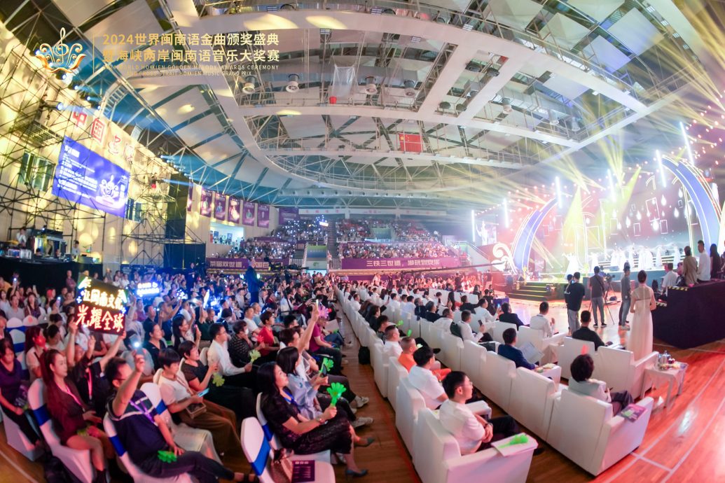 英校生高汶玟荣获世界闽南语歌后 以《爱到坎站》唱响国际