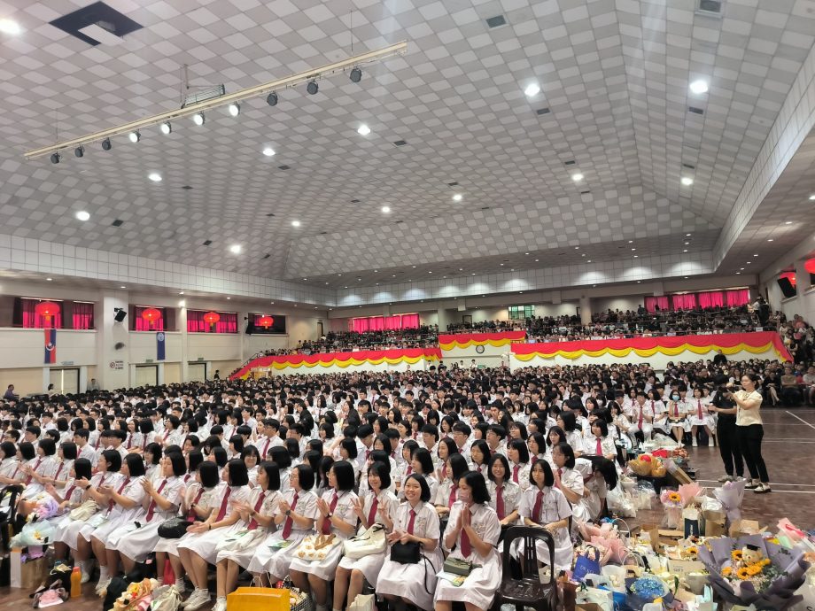 (已签发)柔:古来宽中832高中生毕业 郑振贤宣布卸下董事长职