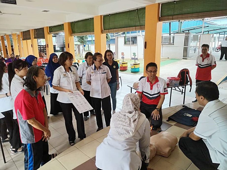(已签发)柔:**可版头**新港华小推介AED设备 领先古来政府学校