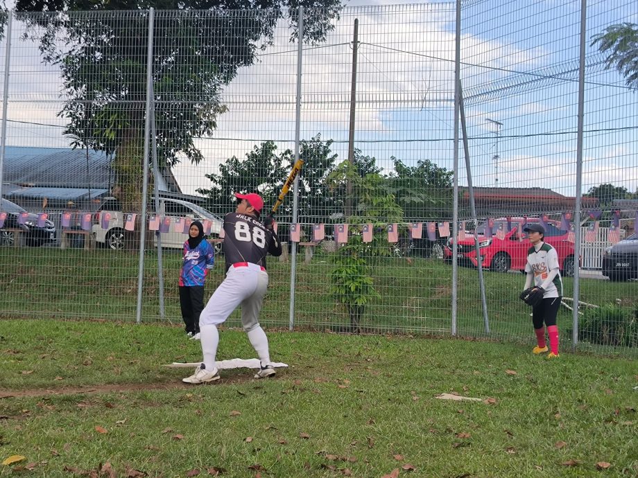 2协会好手热血比拼垒球 华巫球员跨种族增进友谊