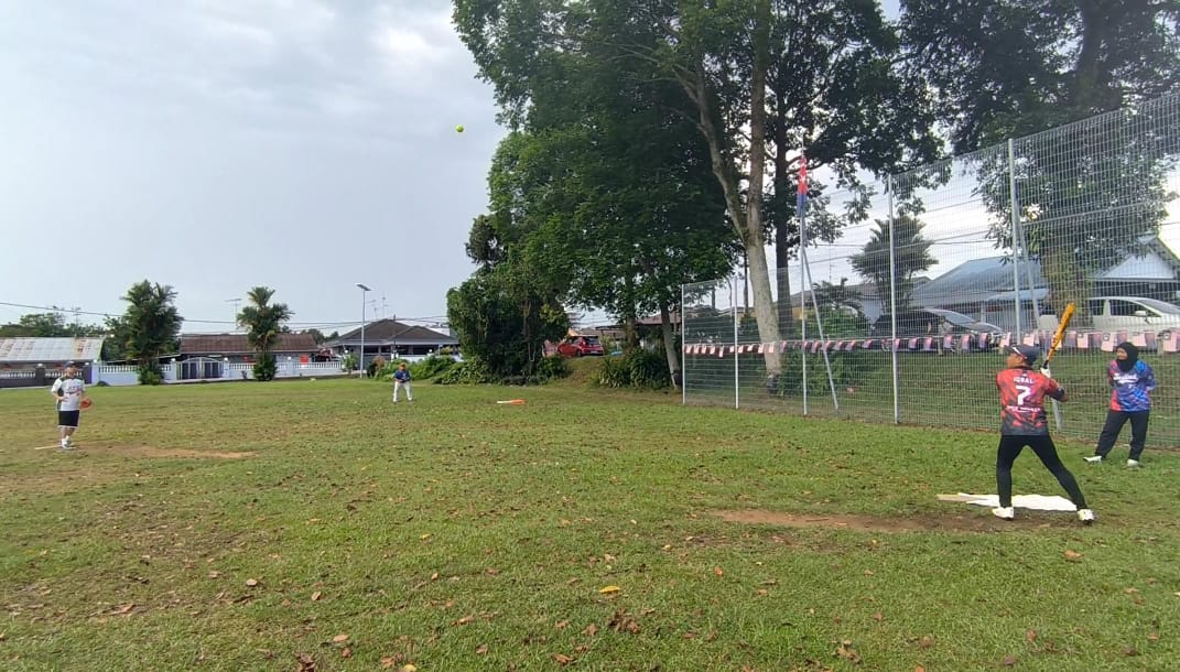 2协会好手热血比拼垒球 华巫球员跨种族增进友谊