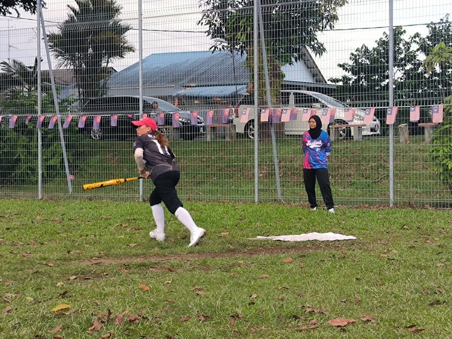 2协会好手热血比拼垒球 华巫球员跨种族增进友谊