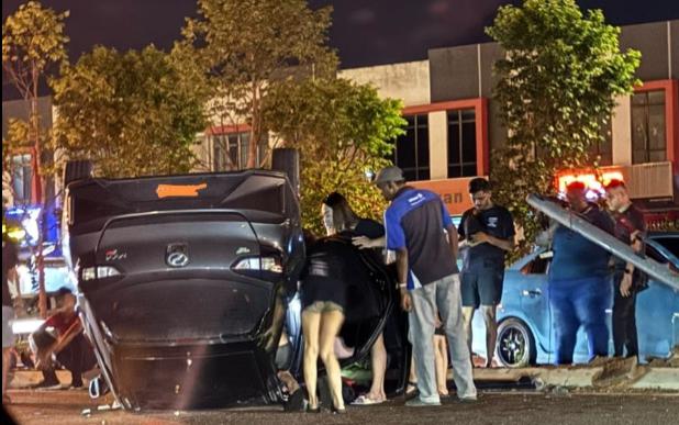 汽车失控打滑翻覆 司机仅受轻伤