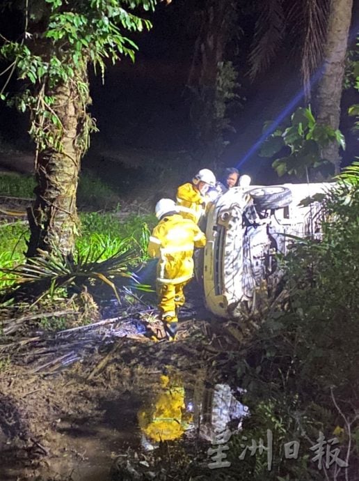 （已签发）柔：汽车疑失控翻覆至斜坡下  加亨志消队协助救援