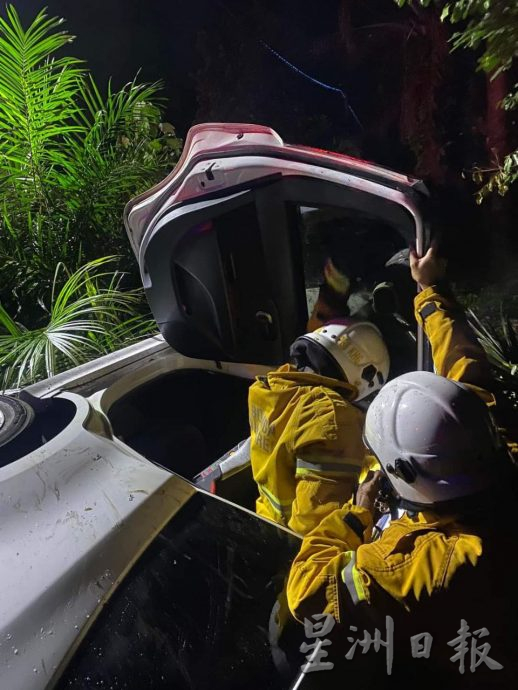 （已签发）柔：汽车疑失控翻覆至斜坡下  加亨志消队协助救援