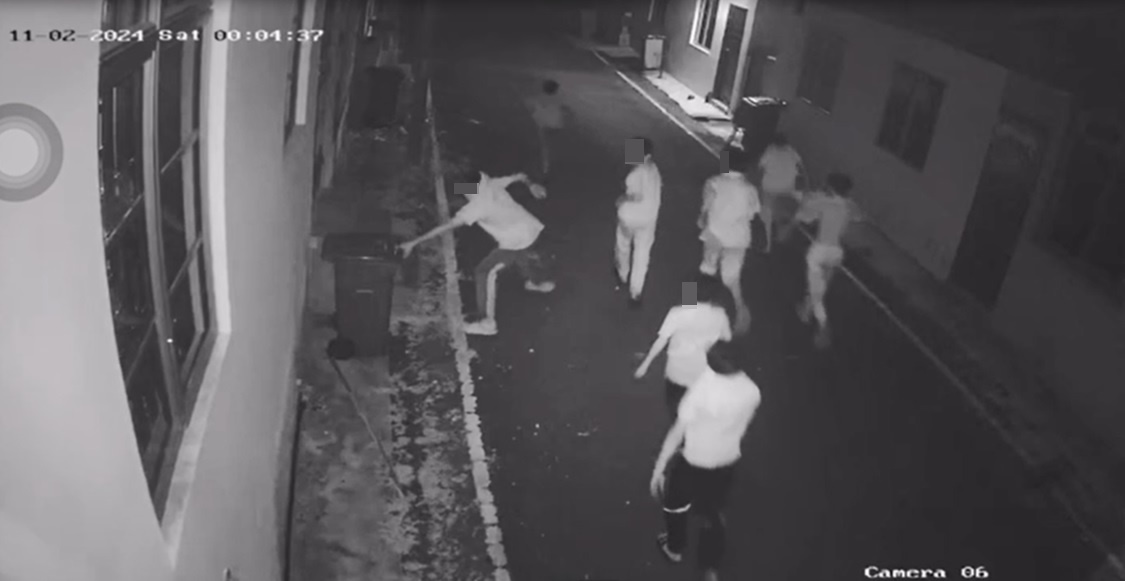 (已签发)柔:熊孩子半夜组团恶作剧,沿路拉倒18垃圾桶