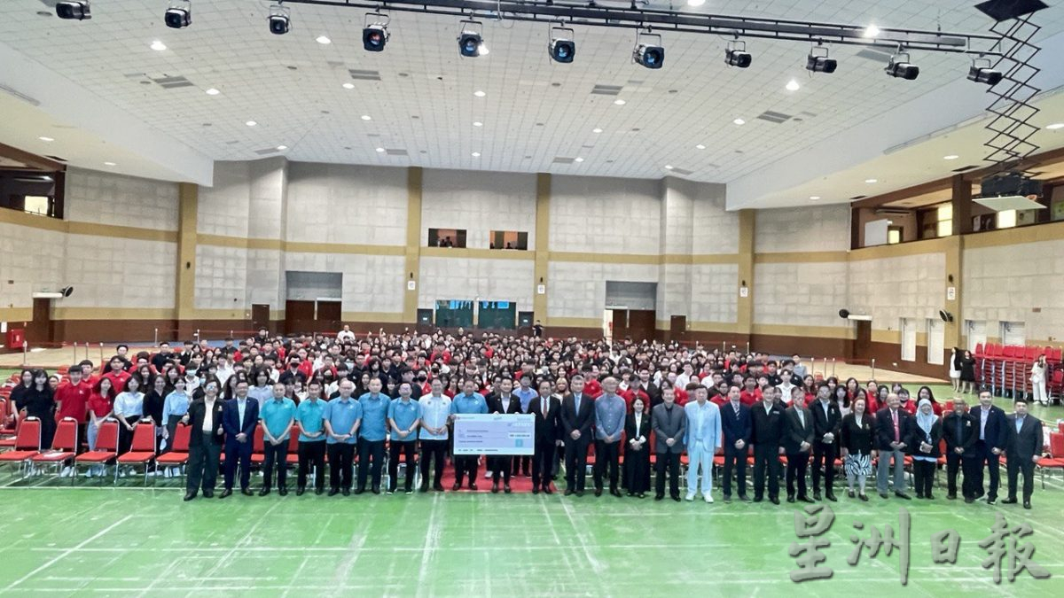 (已签发)柔:**版三头**苏丹后法蒂玛基金会拨100万 南方大学学院500学生受惠