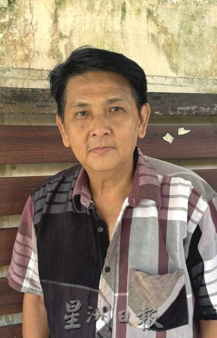 (已签发)柔:**版二头**猪肉档屋顶被树木压穿逾一年 商贩盼市议会清理维修