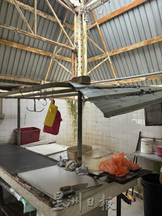 (已签发)柔:**版二头**猪肉档屋顶被树木压穿逾一年 商贩盼市议会清理维修