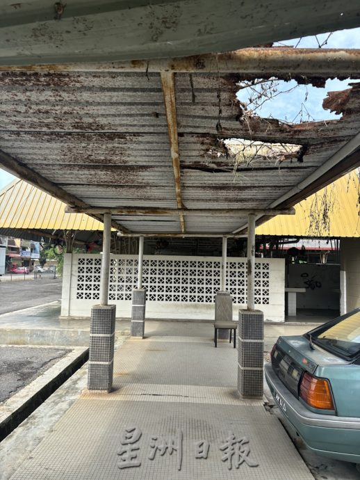 (已签发)柔:**版二头**猪肉档屋顶被树木压穿逾一年 商贩盼市议会清理维修