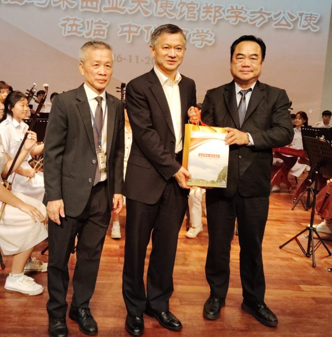 (已签发)柔:**版头**中驻马公使呼吁中化 鼓励更多学生赴华深造