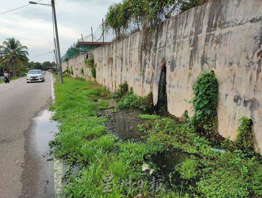 学校围墙开裂移位存隐患 永一董家教盼尽快获批重建