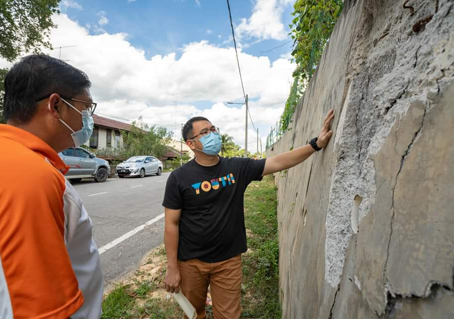 学校围墙开裂移位存隐患 永一董家教盼尽快获批重建