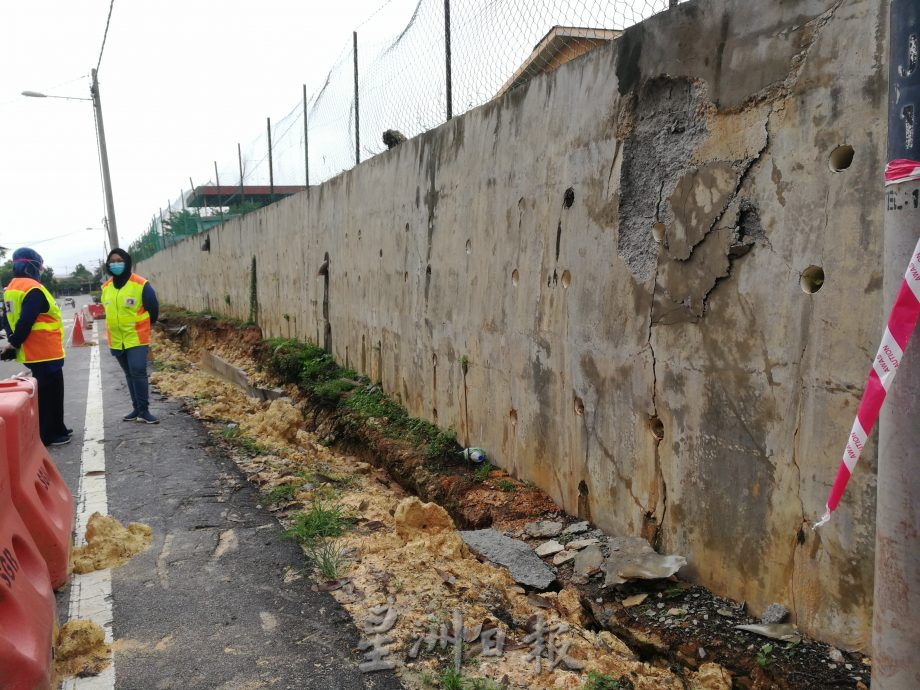 学校围墙开裂移位存隐患 永一董家教盼尽快获批重建