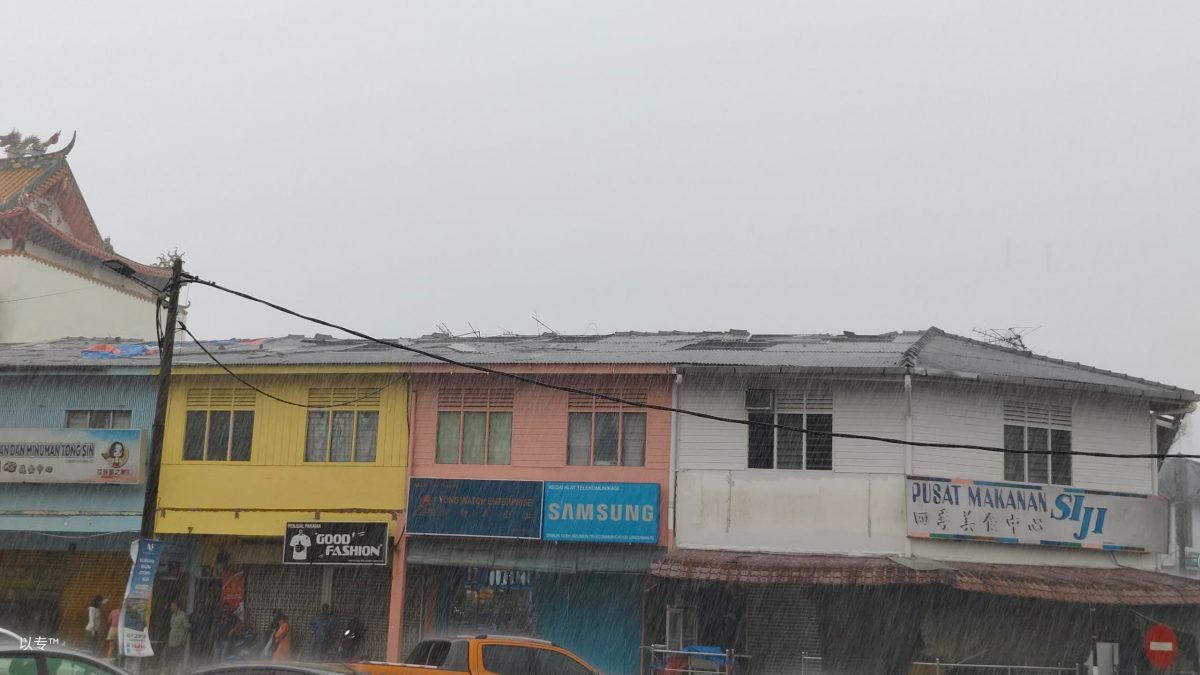 (已签发)柔:狂风暴雨袭马西大街 逾10店屋被吹走屋瓦
