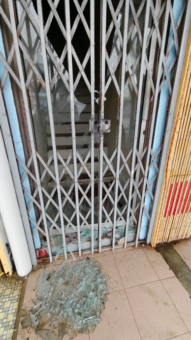 (已签发)柔:狂风暴雨袭马西大街 逾10店屋被吹走屋瓦