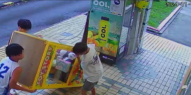 (已签发)柔:狮城二三事:3少年推倒娃娃机 涉偷拉布布 店家怒报警