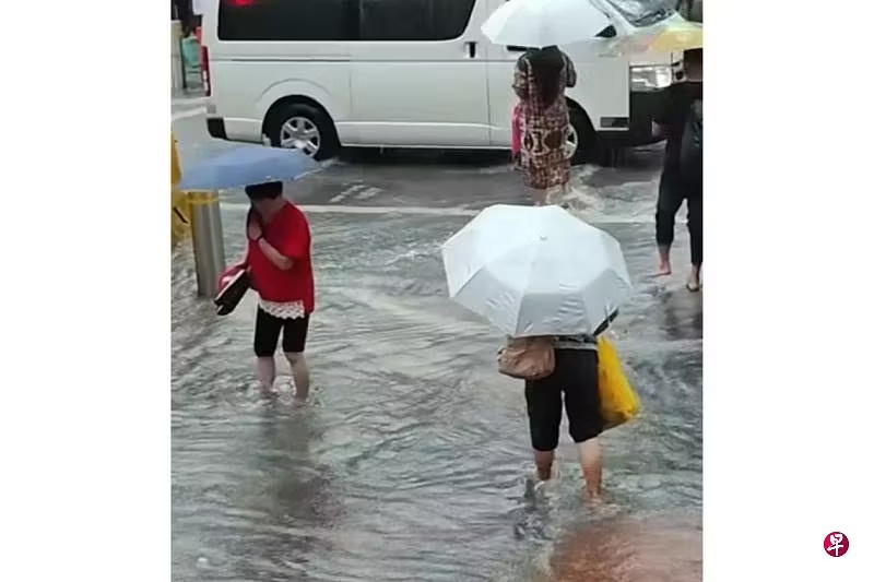 (已签发)柔:狮城二三事:奎因街淹水 商家纷“抢救”货物