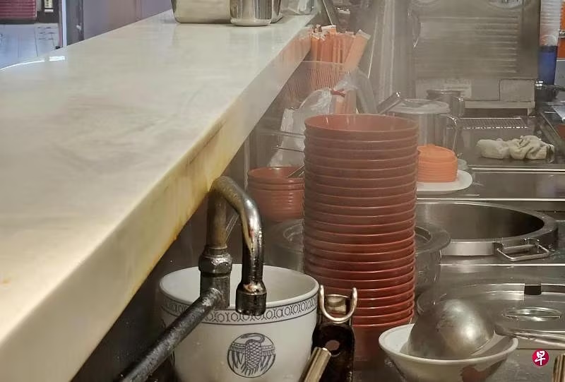 (已签发)柔:狮城二三事:女食客光顾面店 申诉自取小碗被吼