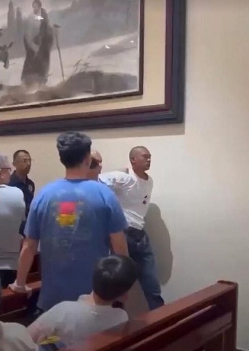 (已签发)柔:狮城二三事:神父嘴部被刺 舌头伤痕8公分