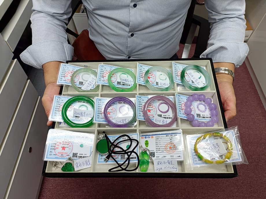 (已签发)柔:狮城二三事:翡翠直播骗局揭秘 “行家”口诀是陷阱