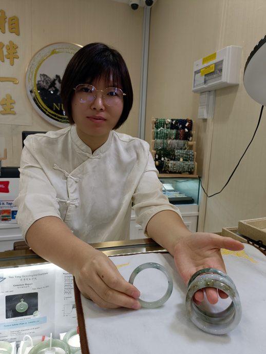 (已签发)柔:狮城二三事:翡翠直播骗局揭秘 “行家”口诀是陷阱