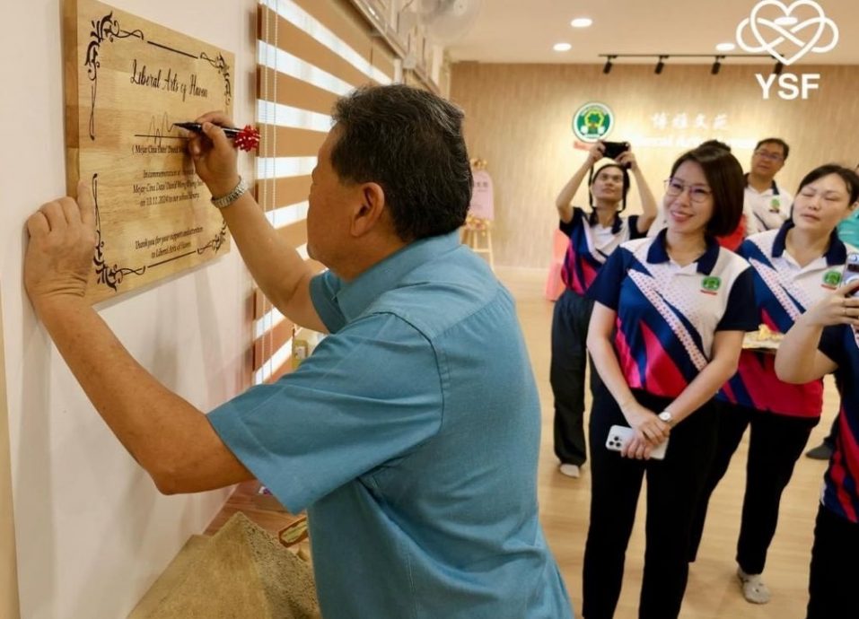 (已签发)柔:苏丹后法蒂玛基金会移交物资 为500华小生传递关怀温暖