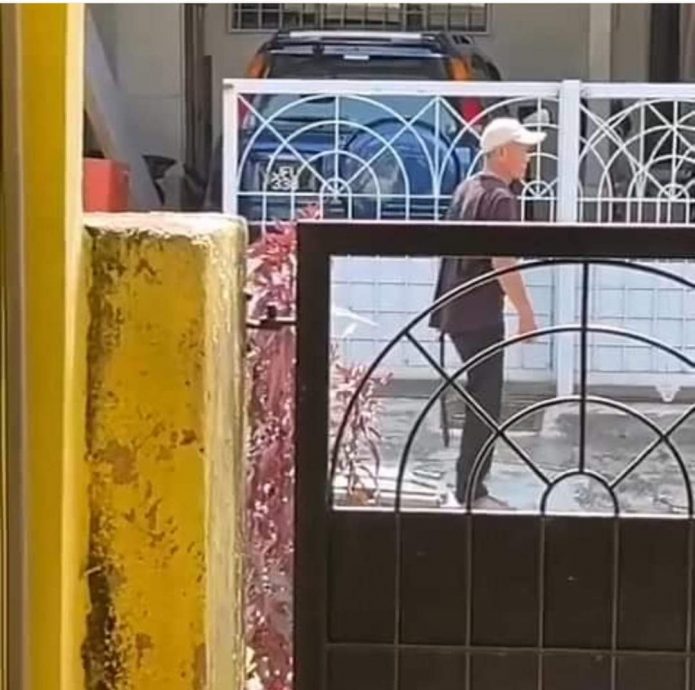 视频｜吸毒男持巴冷刀吓坏居民  銮警迅速逮捕归案扣留3日调查
