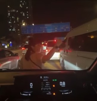 (已签发)柔:视频|妇女为狮城注册客货车开路,挡车视频流传掀骂声嘲讽