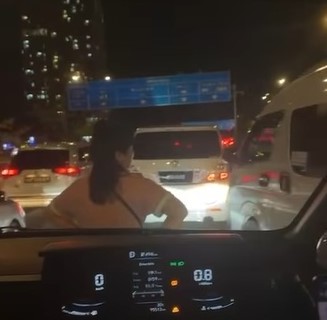 (已签发)柔:视频|妇女为狮城注册客货车开路,挡车视频流传掀骂声嘲讽