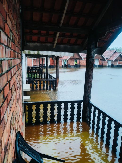 (已签发,先供网)柔:深夜大雨后成灾 兴楼一度假村成泽国