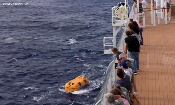 (有视频)船只在百慕达海域遇险 12月才首航的邮轮驰援救出4人