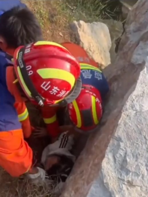 (视频)拼盘∕女生钻假山捡手机卡住 变“五指山下孙悟空”急求救